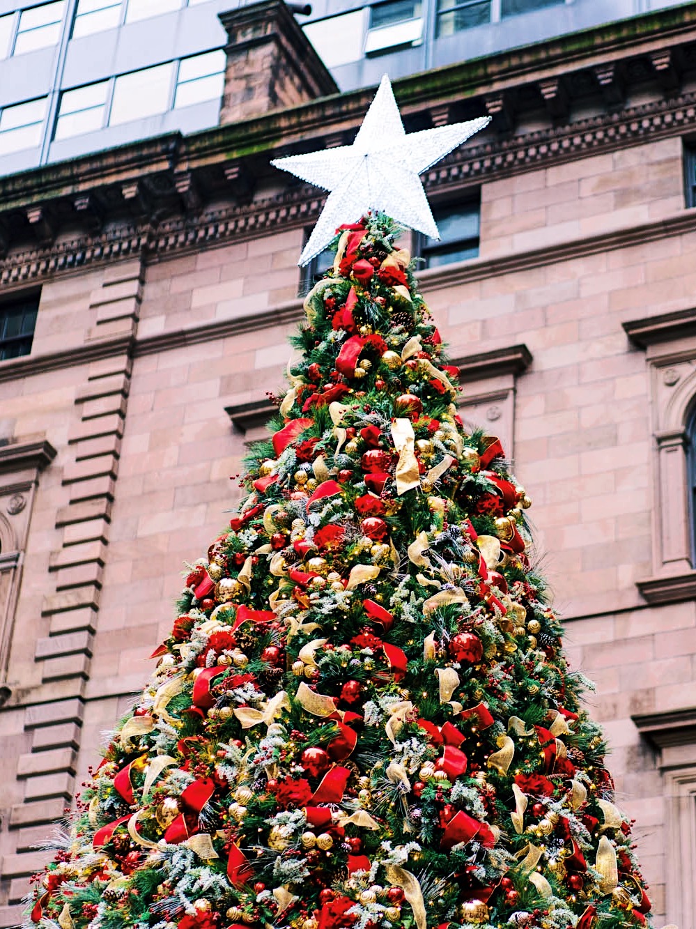 christmas tree at lotte new york palace - gossip girl location in season 1