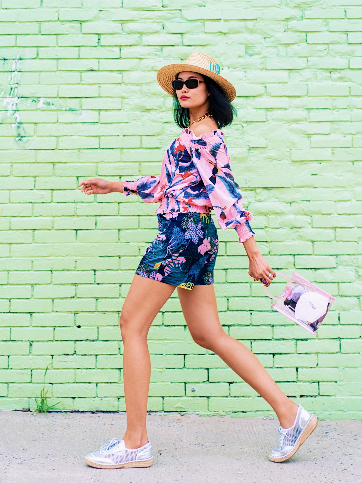 in tropical state of mind nanphanita is showing how to wear head to toe tropical outfit with SDHC palm leaf straw sun hat