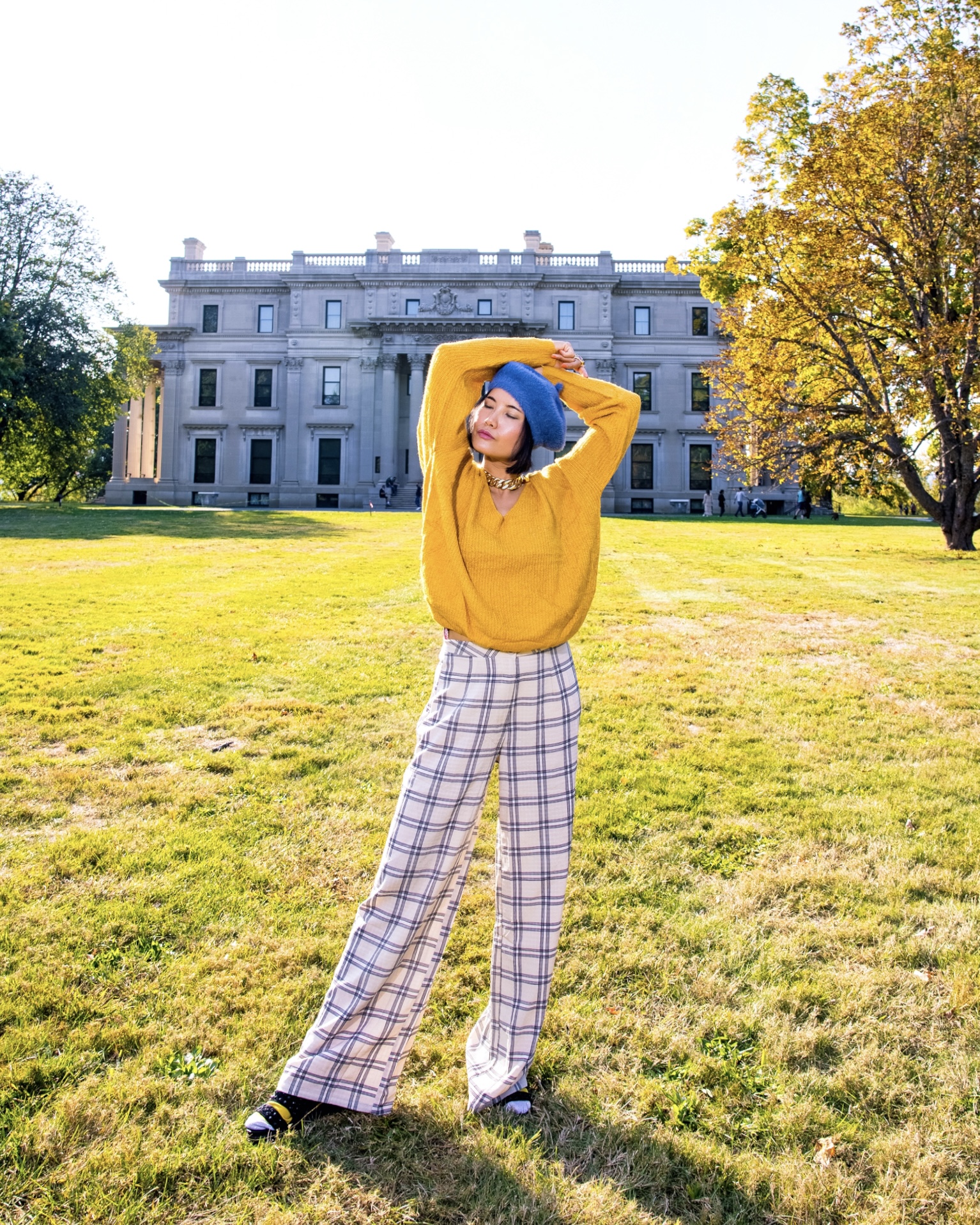 nanphanita is wearing womens faux angora beret in mustard color knh2031 at the verderbilt mansion new york